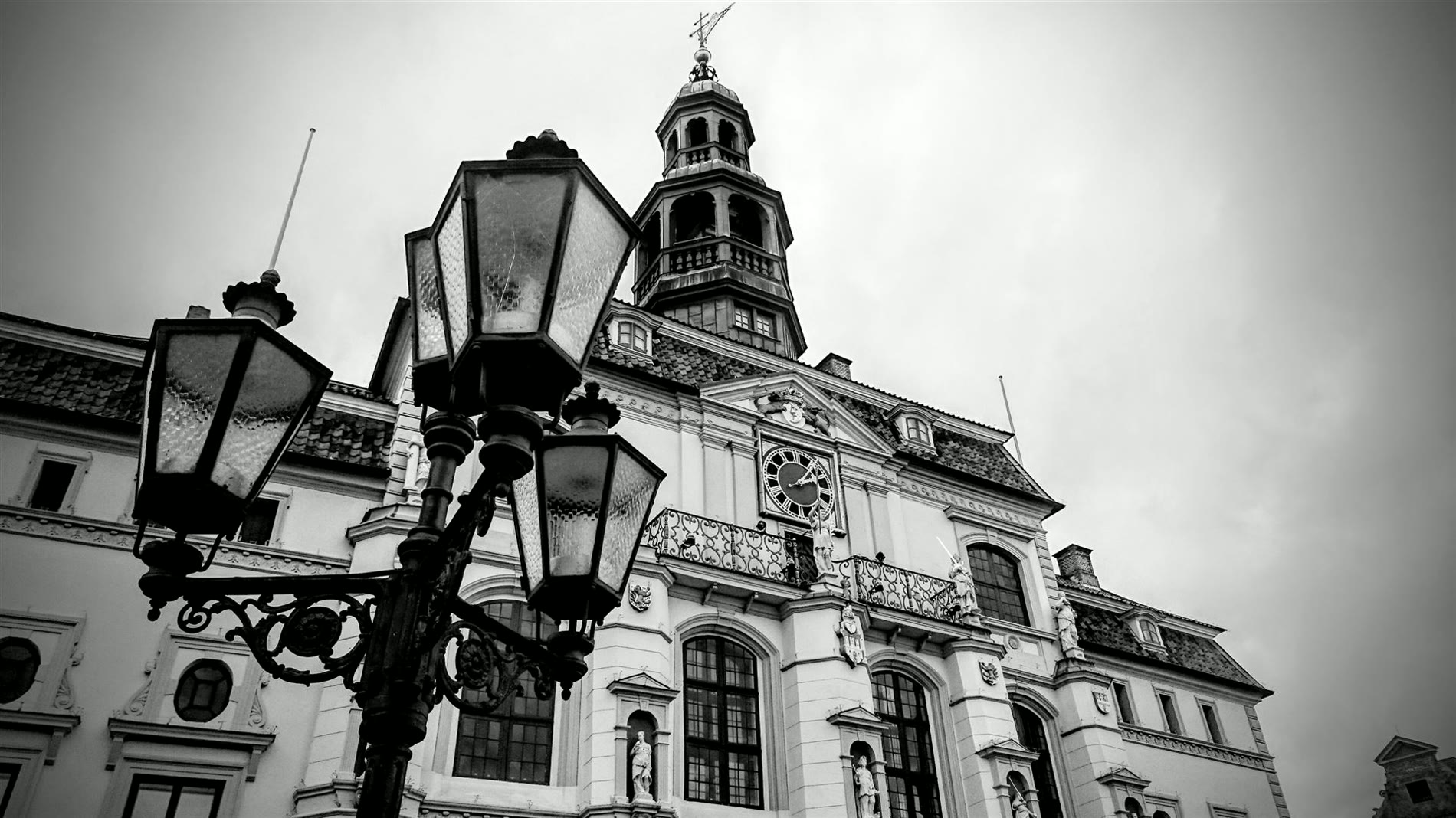 Das historische Rathaus von Lüneburg am Marktplatz mit kunstvoller Straßenlaterne