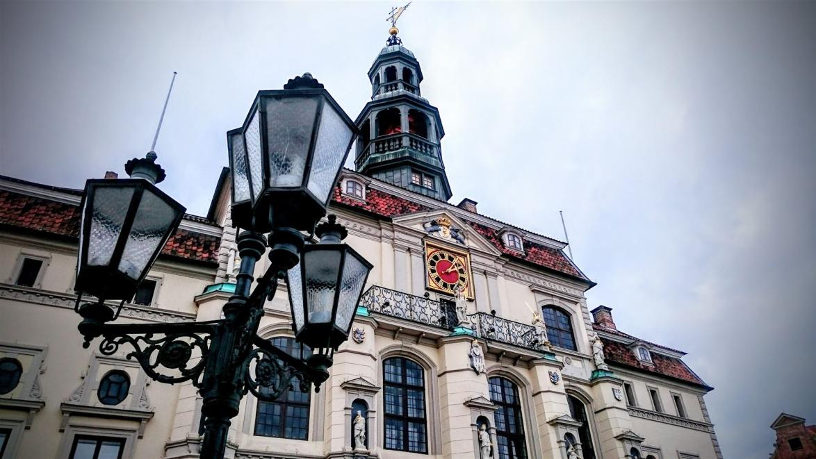 Rathaus Lüneburg mit historisch gestalteter Laterne